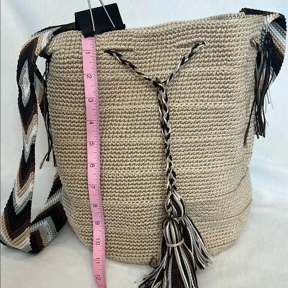 Elegant Cream and Black Handcrafted Bucket Bag - Picture 2 of 7